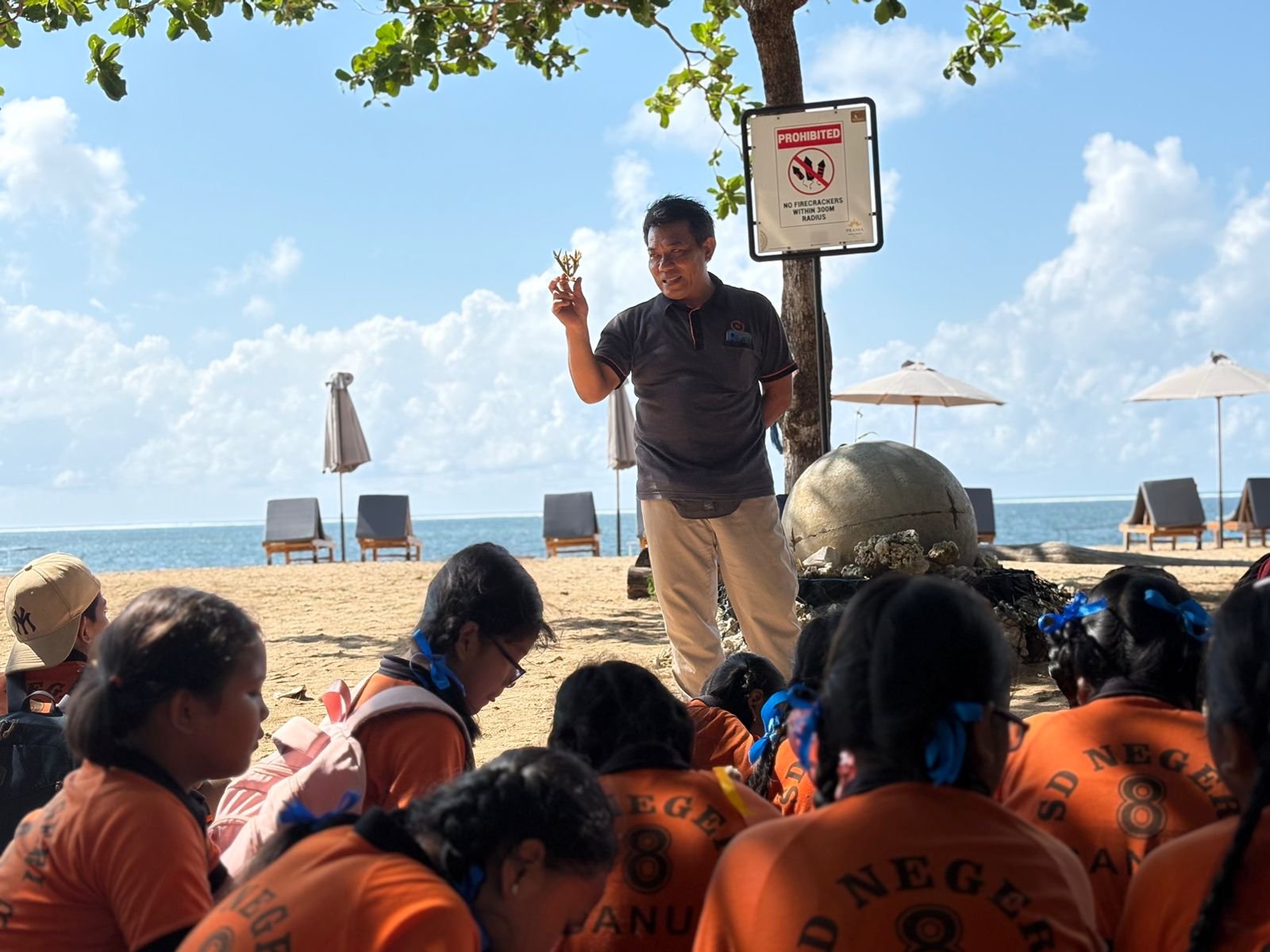 Dokumentasi Edukasi Terumbu Karang di Pesisit DTW<br> Kegiatan edukasi ini mengajak peserta mengenal lebih dekat ekosistem laut dan pentingnya menjaga kelestarian terumbu karang di pesisir DTW Intaran.
          Selain belajar, peserta juga turut serta menanam bibit terumbu karang sebagai langkah nyata melestarikan keindahan bawah laut Sanur.
          